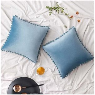 Pack De 02 Fundas De Coj&iacute;n De Terciopelo Con Pompon 45x45 Azul