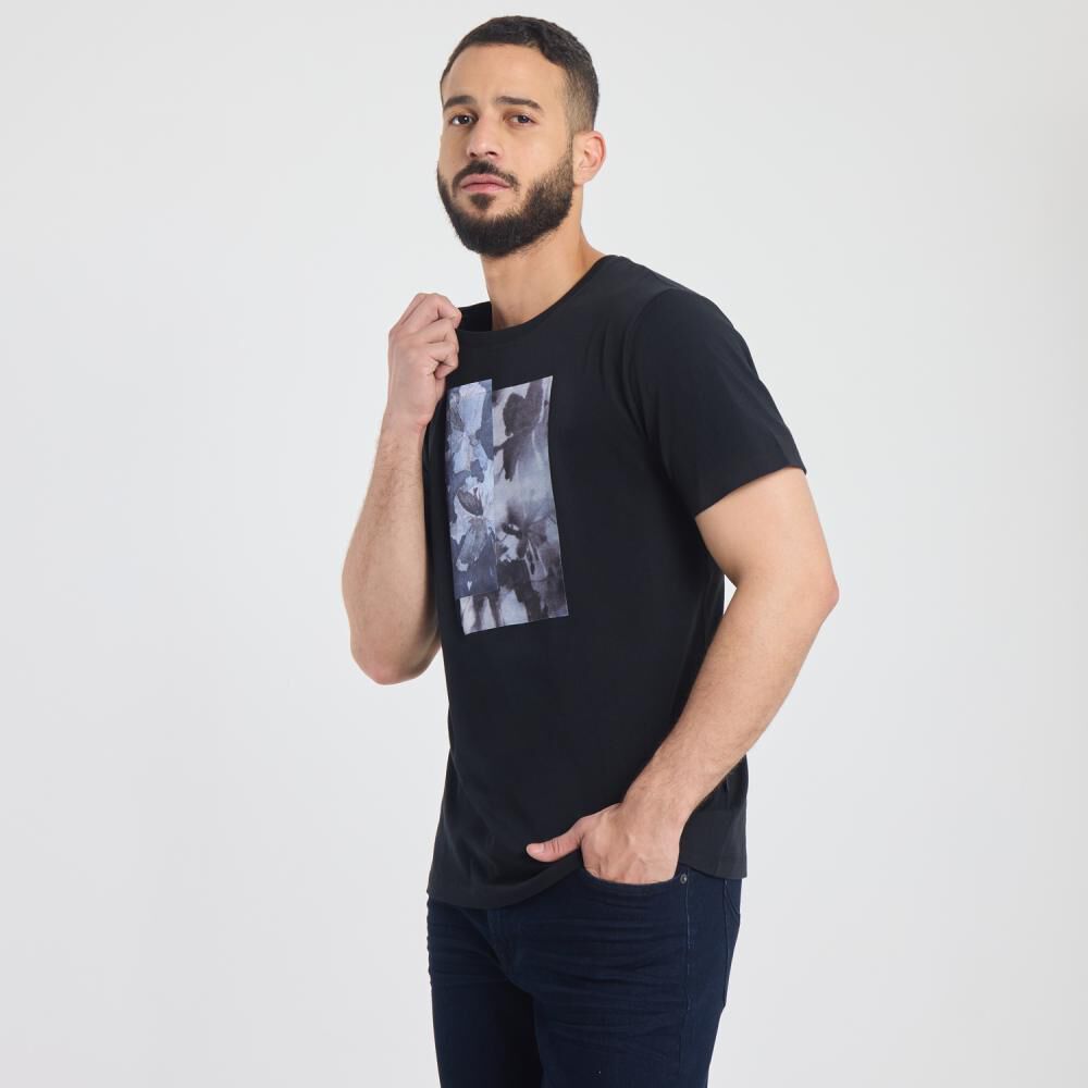 Polera Estampada Manga Corta Cuello Redondo Hombre Az Black image number 2.0