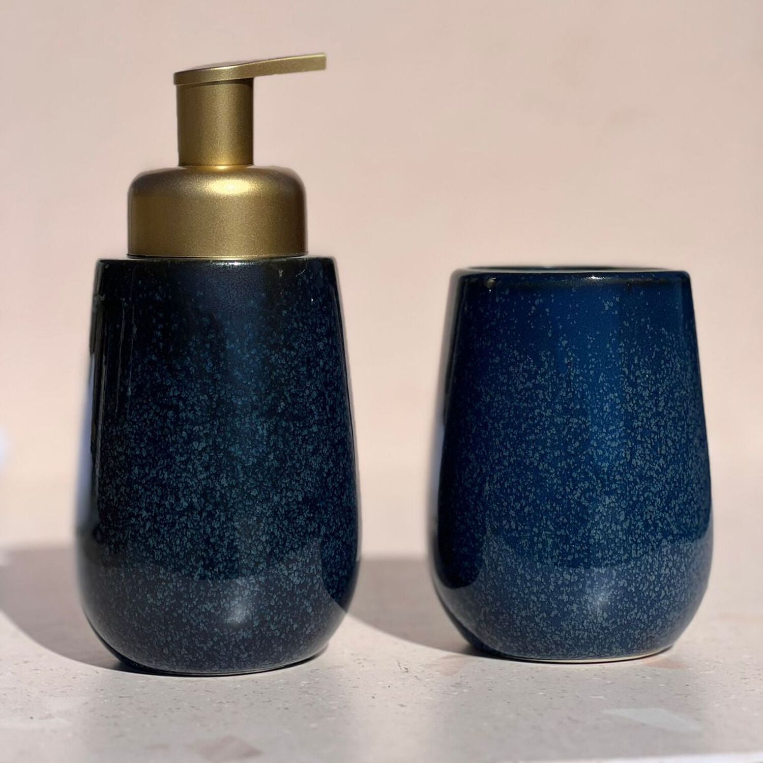 Set 2 Accesorios De Ba&ntilde;o Dispensador De Jab&oacute;n Y Vaso Cer&aacute;mica Marino image number 0.0