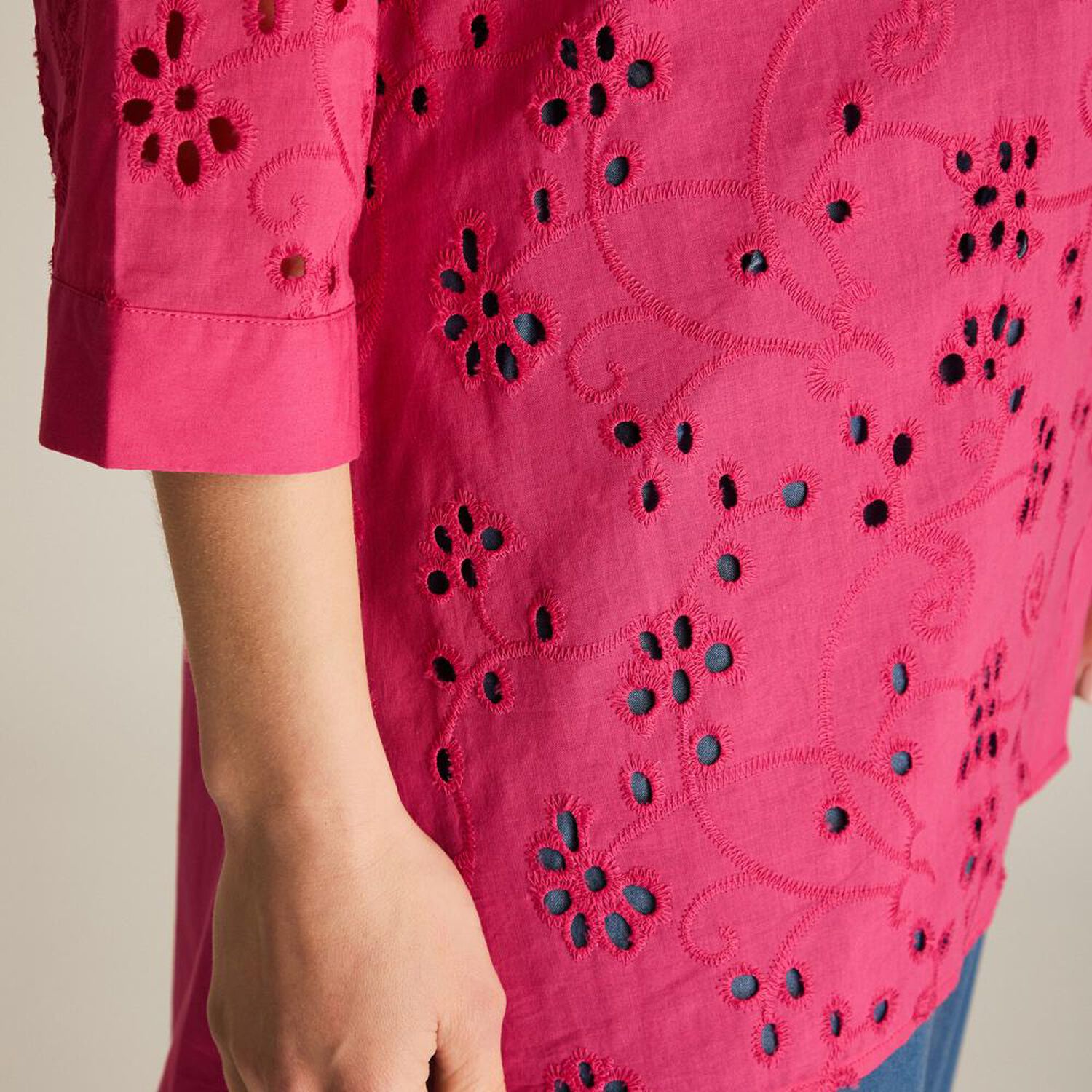 Blusa Aplicaci&oacute;n Broderie Y Botones Manga 3/4 Mujer Lorenzo Di Pontti image number 3.0