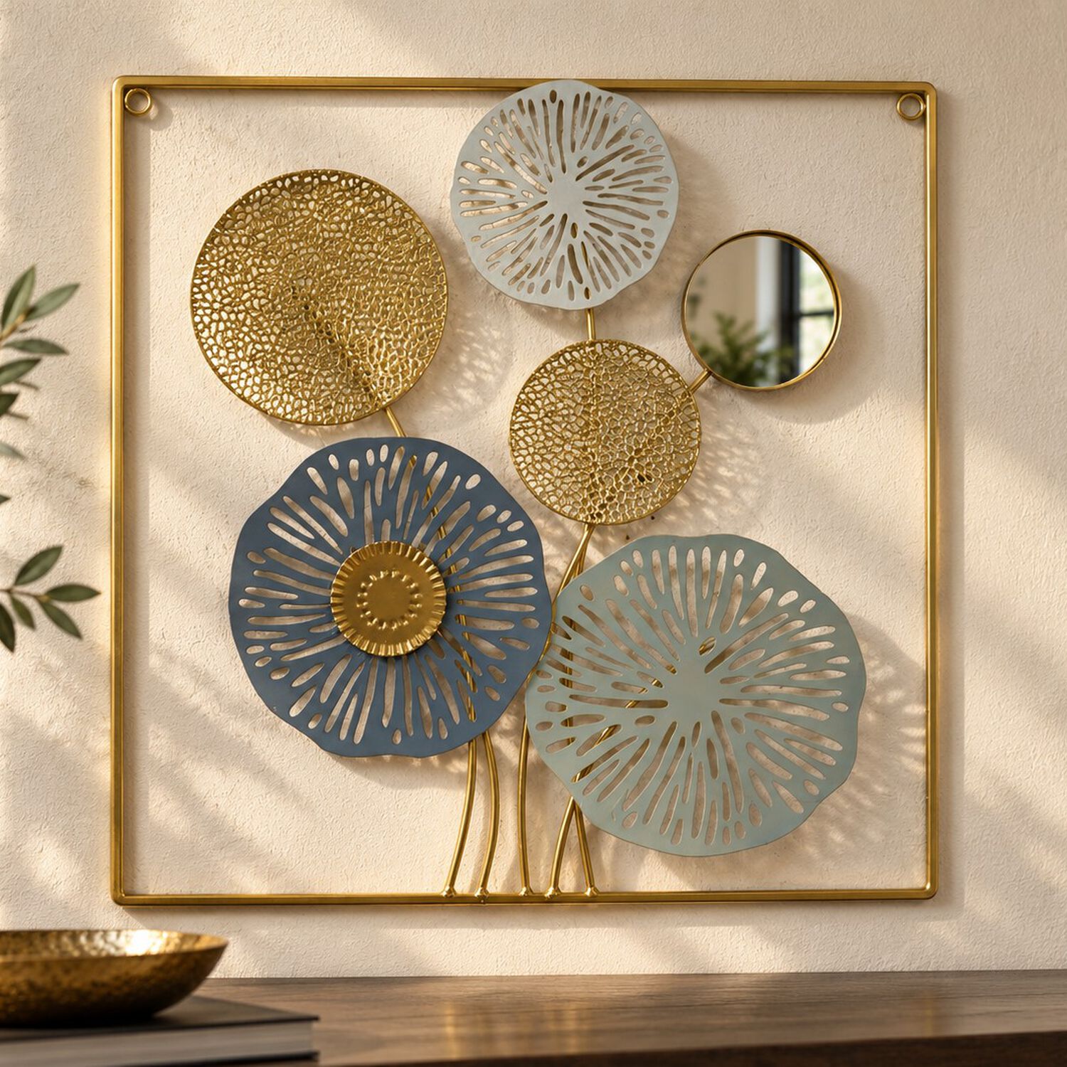 Cuadro Decorativo Met&aacute;lico Floral Con Espejo 45x45 Cm Dise&ntilde;o Calado Dorado Y Azul image number 0.0