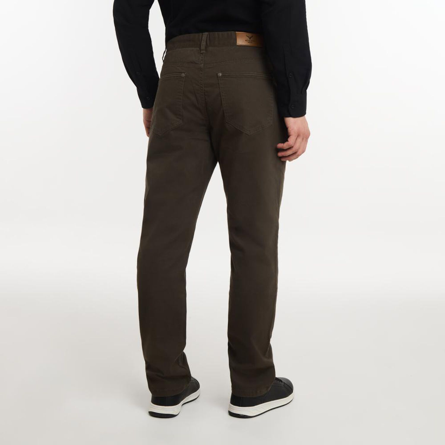 Pantal&oacute;n Liso Tiro Medio Slim Hombre Az Black image number 3.0