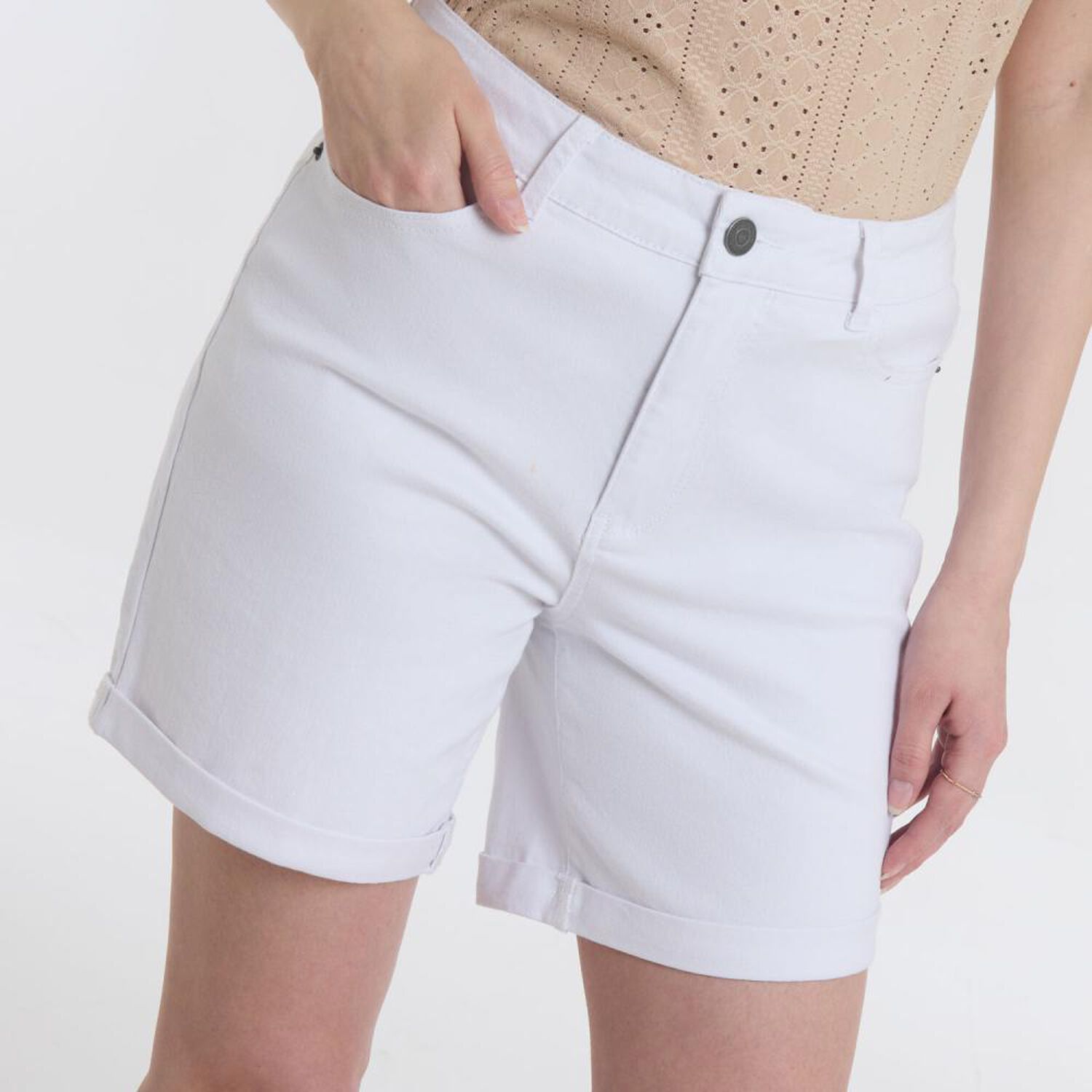 Bermuda B&aacute;sico Denim Tiro Medio Regular Mujer Geeps image number 4.0