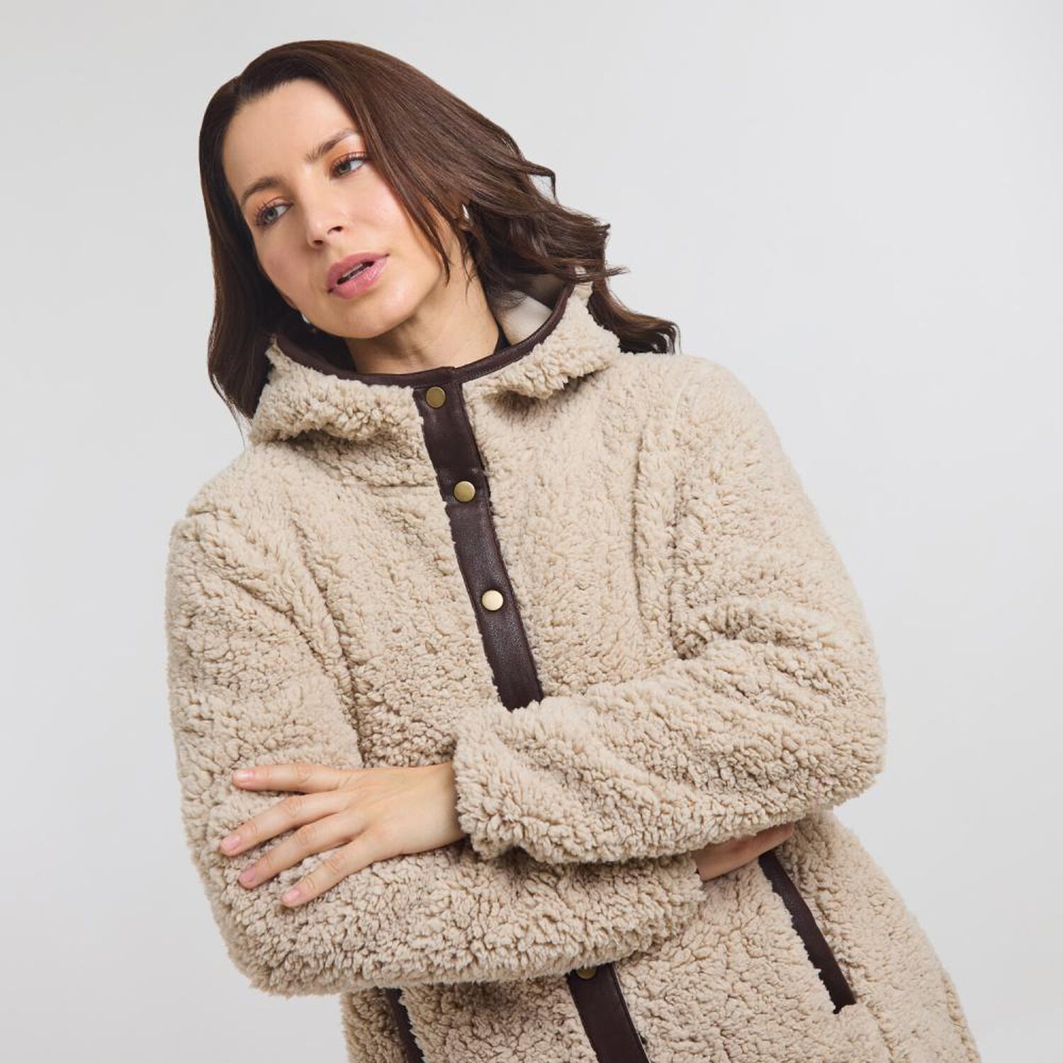 Chaqueta Sherpa Aplicaci&oacute;n Ecocuero Cuello Alto Con Capucha Mujer Geeps image number 4.0