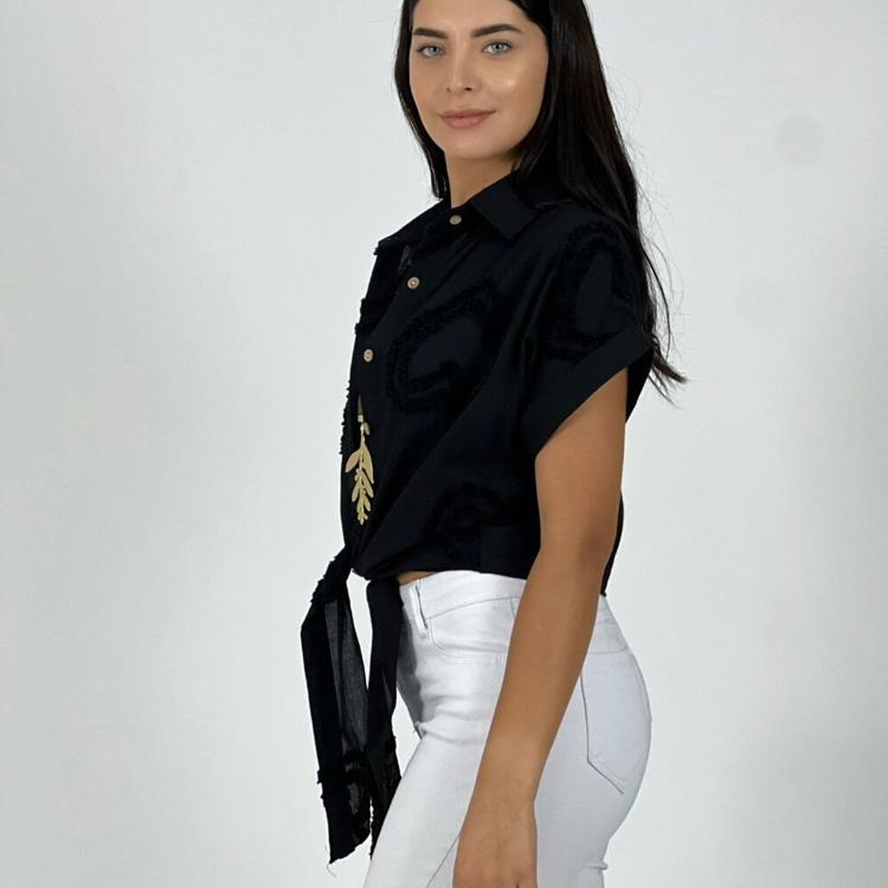 Blusa Amarrada Bordada Corazones image number 6.0