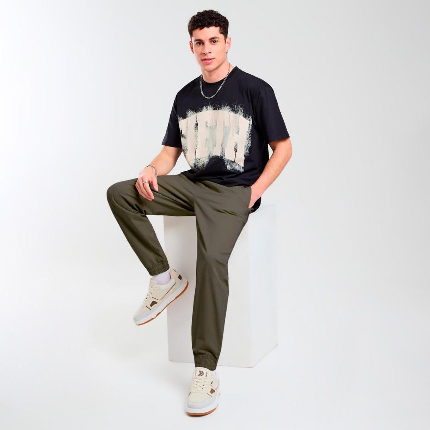 Pantal&oacute;n Liso Tiro Medio Slim Hombre Skuad image number 1.0