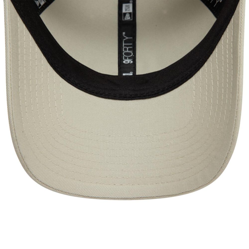 Gorra 9forty New Era Metal Badge Light Beige image number 4.0