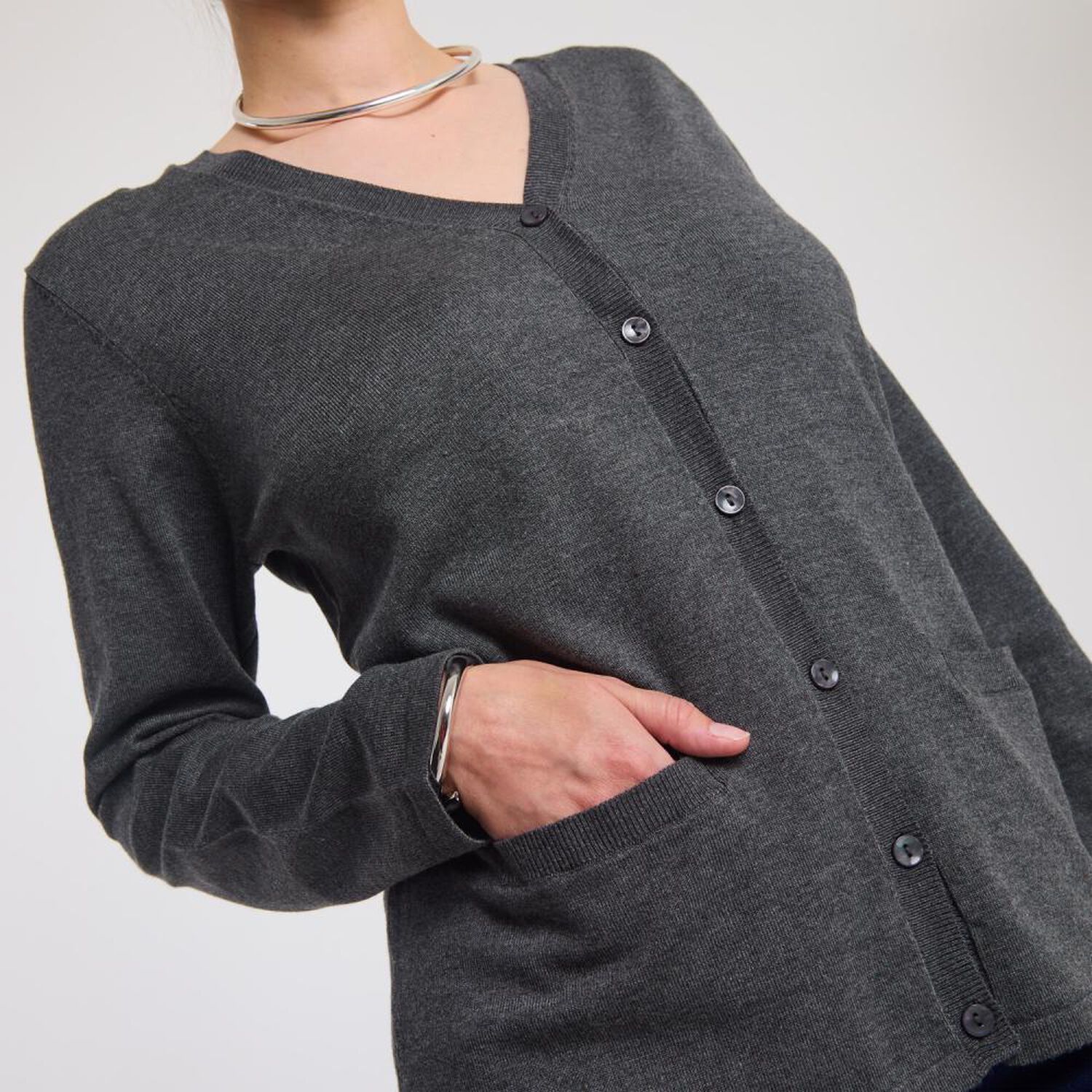 Sweater Abotonado Con Bolsillos Manga Larga Cuello V Mujer Lesage image number 4.0
