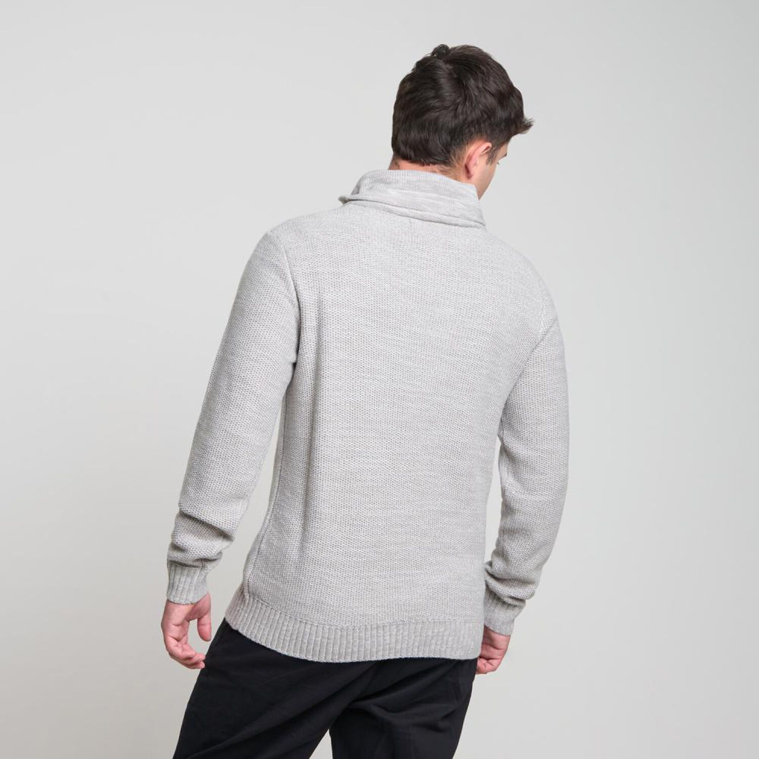 Sweater Liso Manga Larga Cuello Alto Con Cacpuha Hombre Skuad image number 3.0