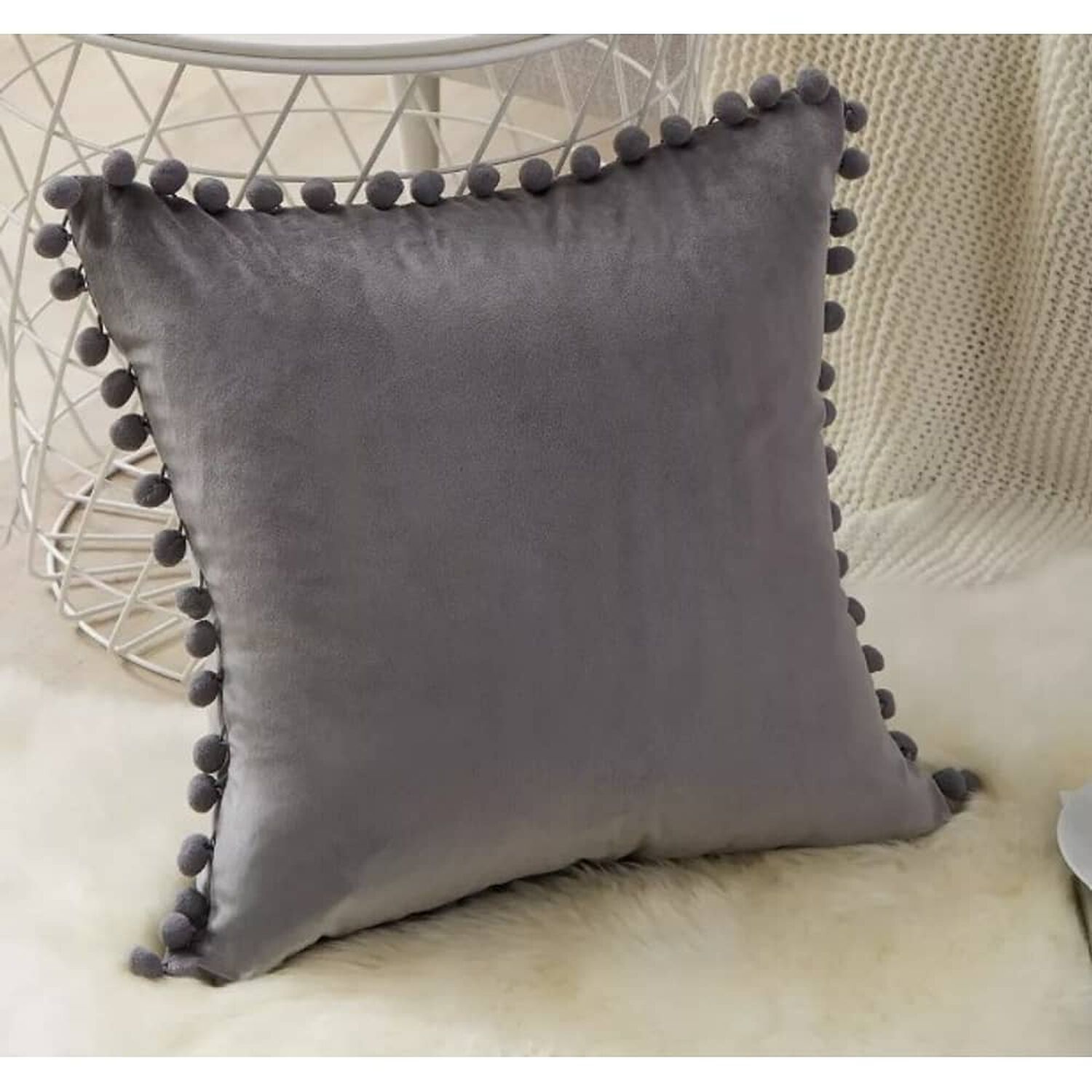 Funda De Cojines Con Pompones. Medida 45x45. Terciopelo. Gris Claro image number 3.0