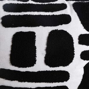 Cojin Blanco Con Dise&ntilde;o Negro Az Home / 40x40 Cm
