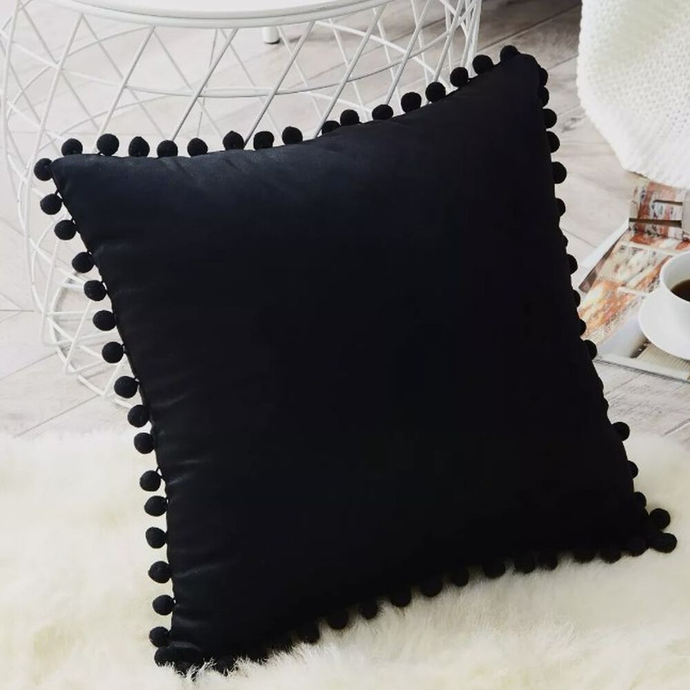 Funda De Cojines Con Pompones. Medida 45x45. Terciopelo. Negro image number 3.0