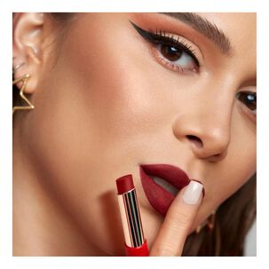 Labial En Barra Retr&aacute;ctil Con Duraci&oacute;n Prolongada De 24hrs
