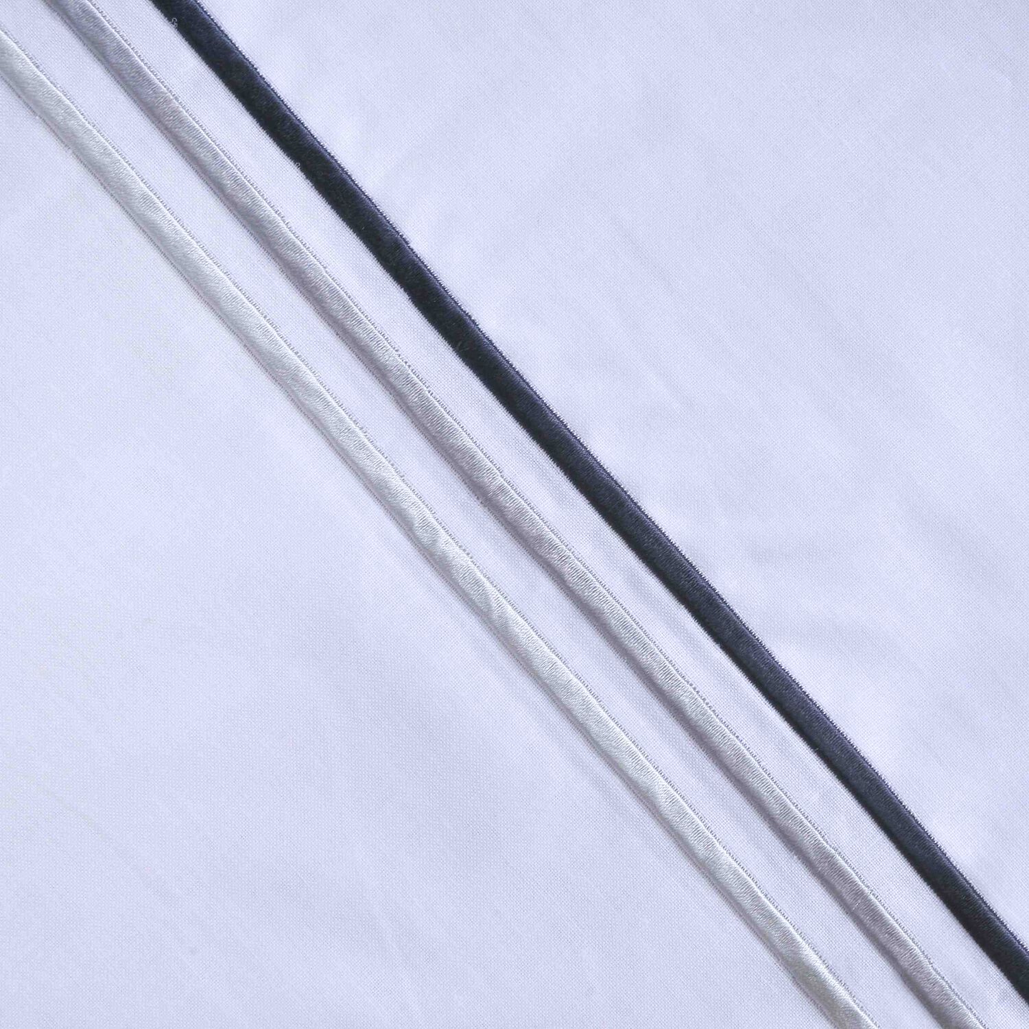 Sabana Bordada 144 Hilos Mashini 1.5 P Line Gris image number 1.0