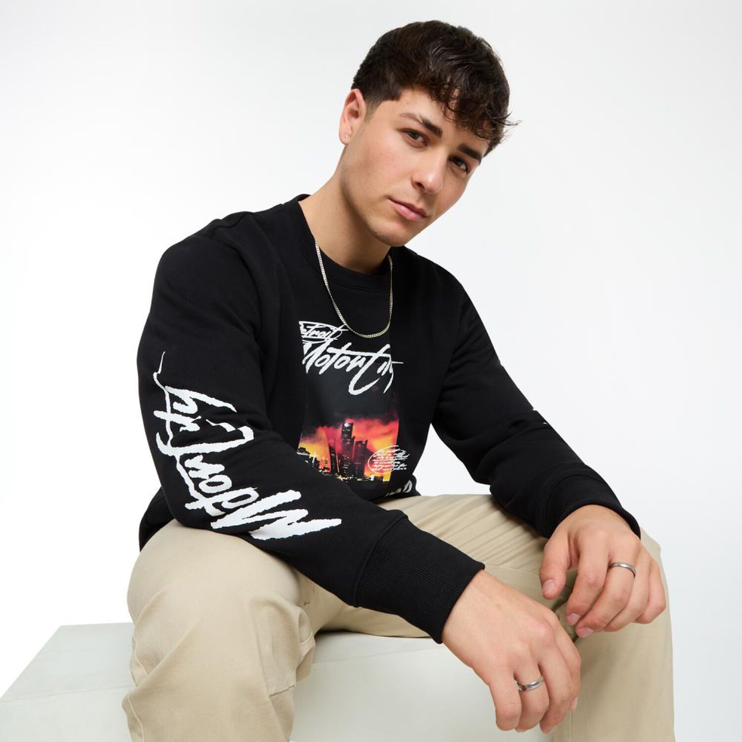 Poler&oacute;n Estampado Slim Fit Cuello Redondo Hombre Skuad image number 2.0