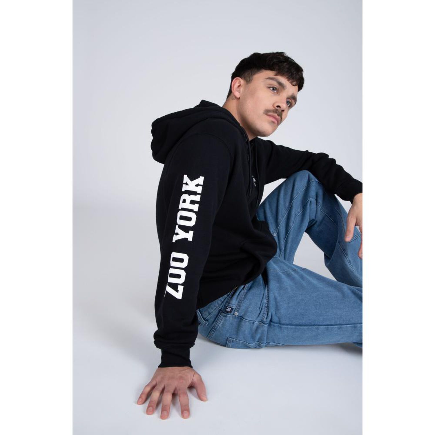 Poleron Zip Never Too Basic Con Capcucha Hombre Zoo York image number 2.0