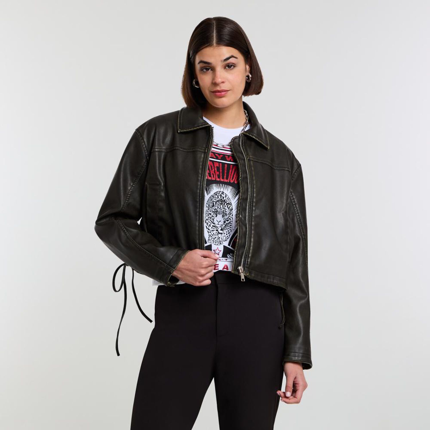 Chaqueta Ecocuero Amarras Laterales Cuello Camisero Mujer Rolly Go image number 0.0