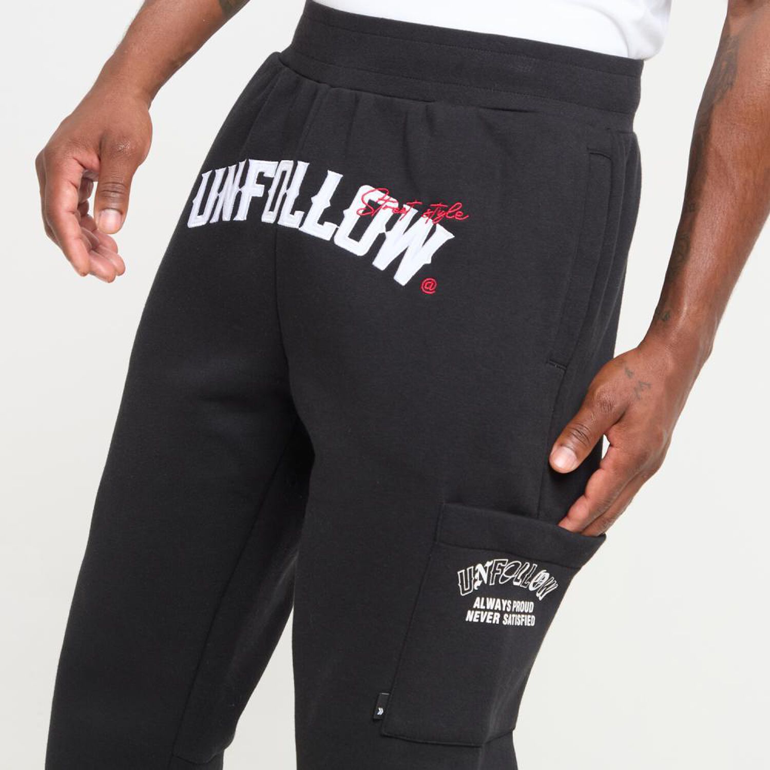 Pantal&oacute;n Estampado Tiro Medio Slim Hombre Rolly Go image number 4.0