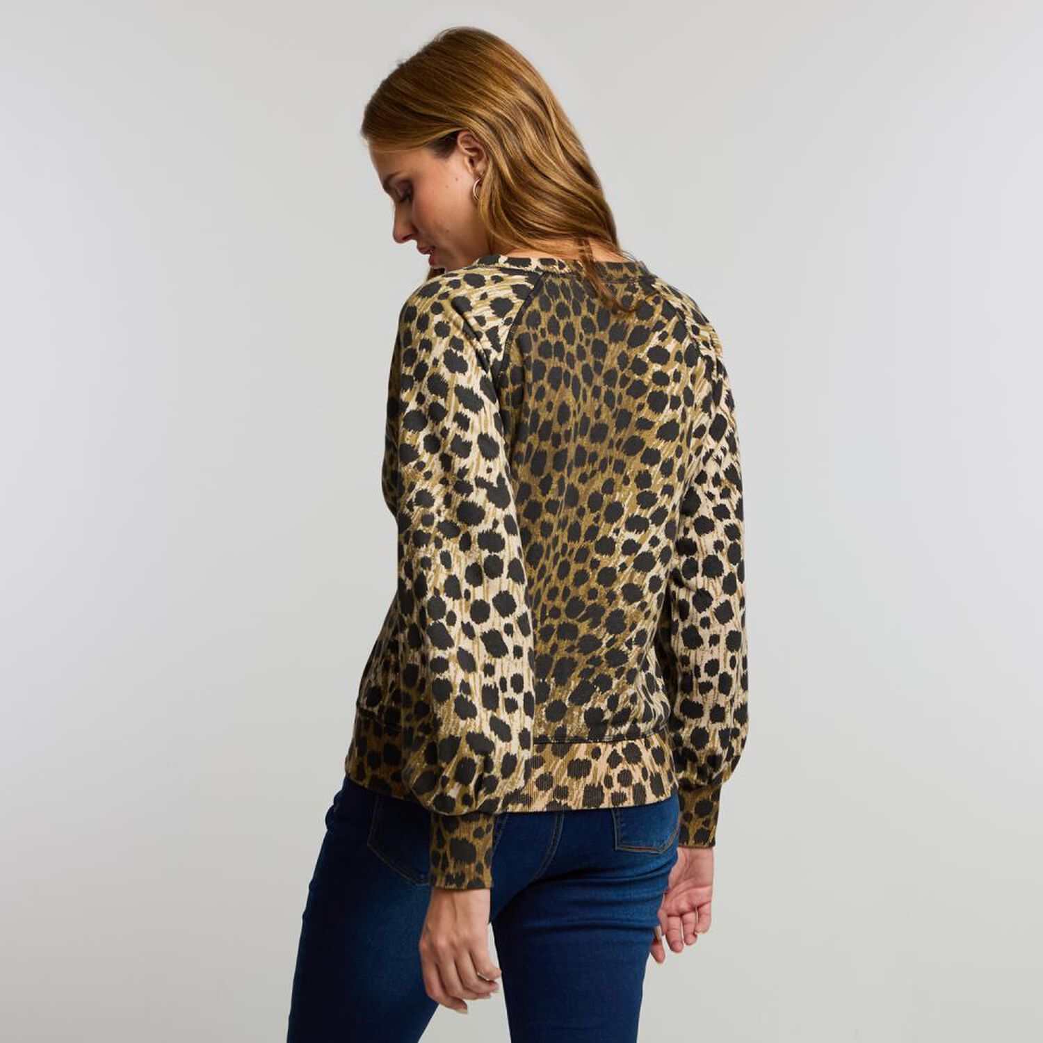 Poler&oacute;n Estampado Leopardo Cuello V Mujer Kimera image number 3.0