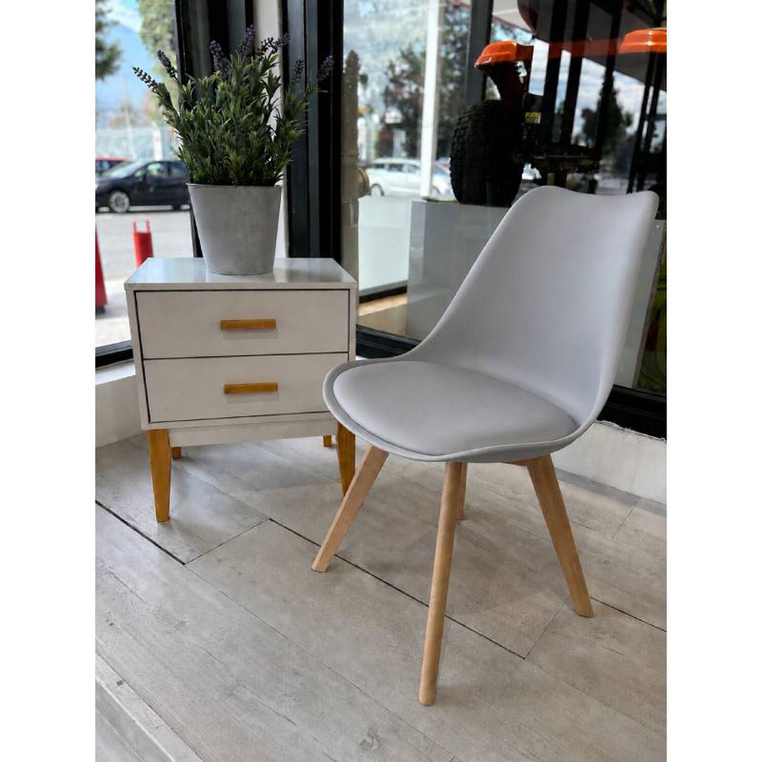 Silla Tulip De Polipropileno Con Asiento Acolchado Y Patas De Madera image number 0.0
