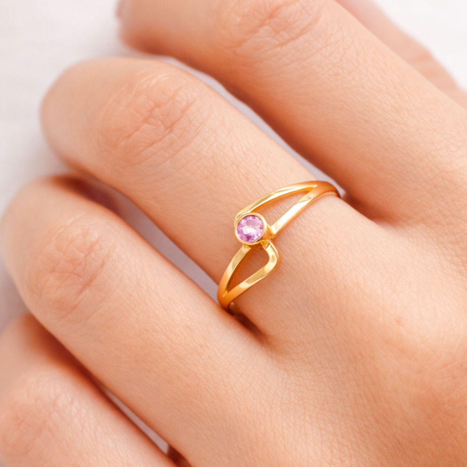 Anillo Solitario Olas Oro 18k Con Cristal Central Rosado 2mm image number 1.0