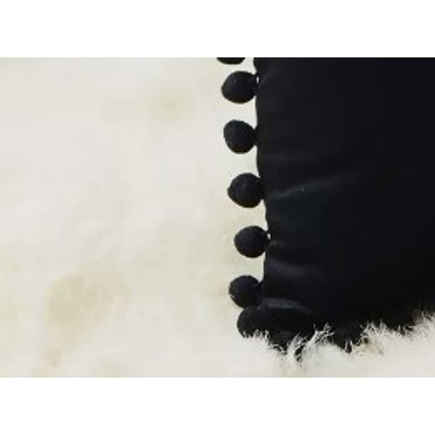 Funda De Cojines Con Pompones. Medida 45x45. Terciopelo. Negro image number 2.0