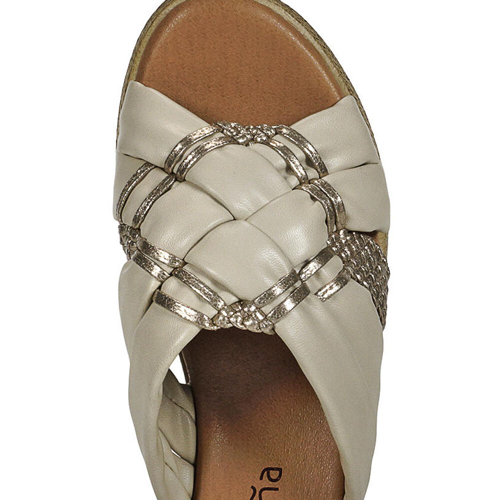 Sandalia Yaimara Beige image number 5.0