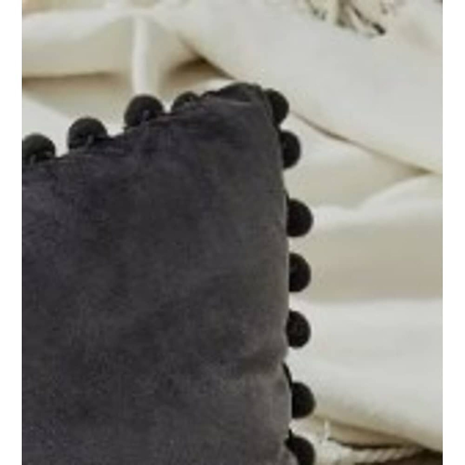 Funda De Cojines Con Pompones. Medida 45x45. Terciopelo. Gris Oscuro image number 1.0