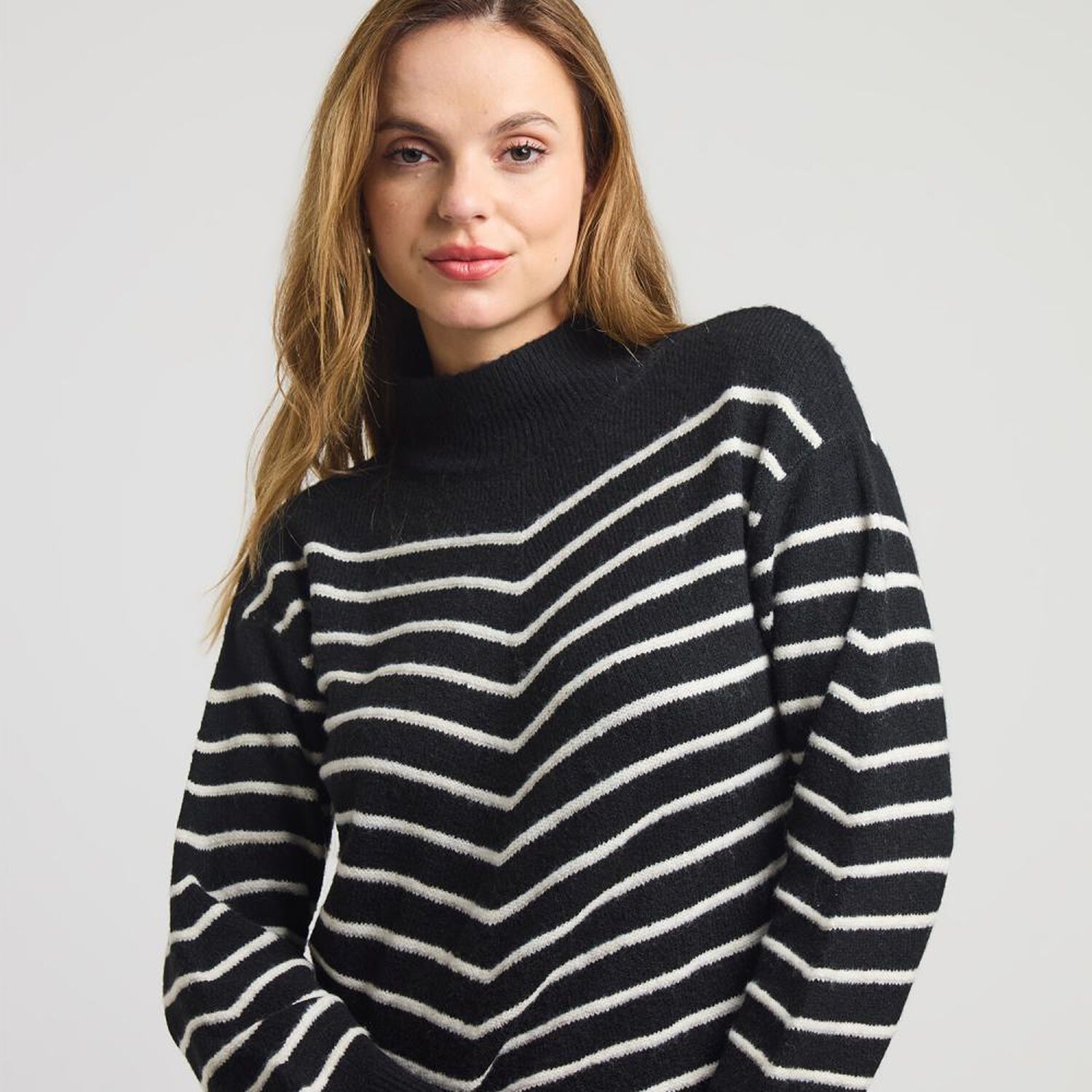 Sweater Lineas Regular Manga Larga Cuello Medio Mujer Kimera image number 4.0