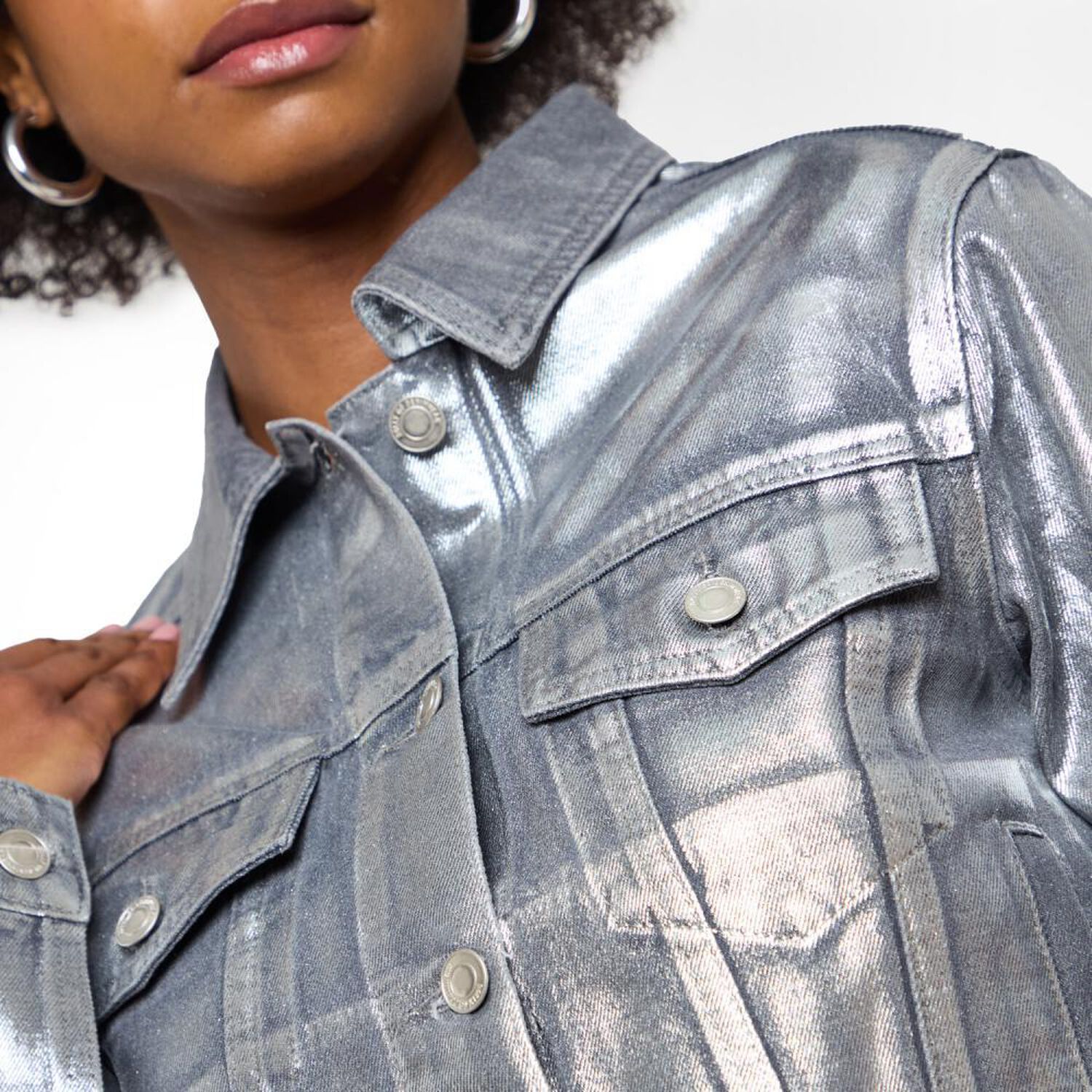 Chaqueta Denim Metalizada Cuello Camisero Mujer Rolly Go image number 4.0