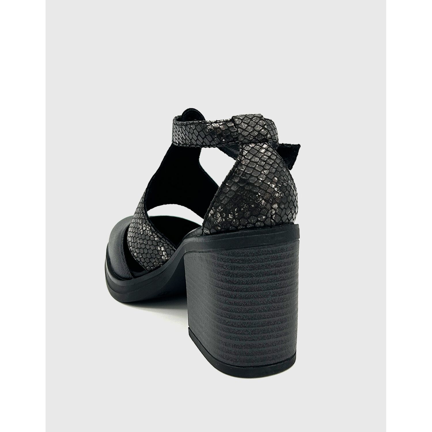 Sandalia Para Mujer Con Taco Y Hebilla Negro image number 3.0