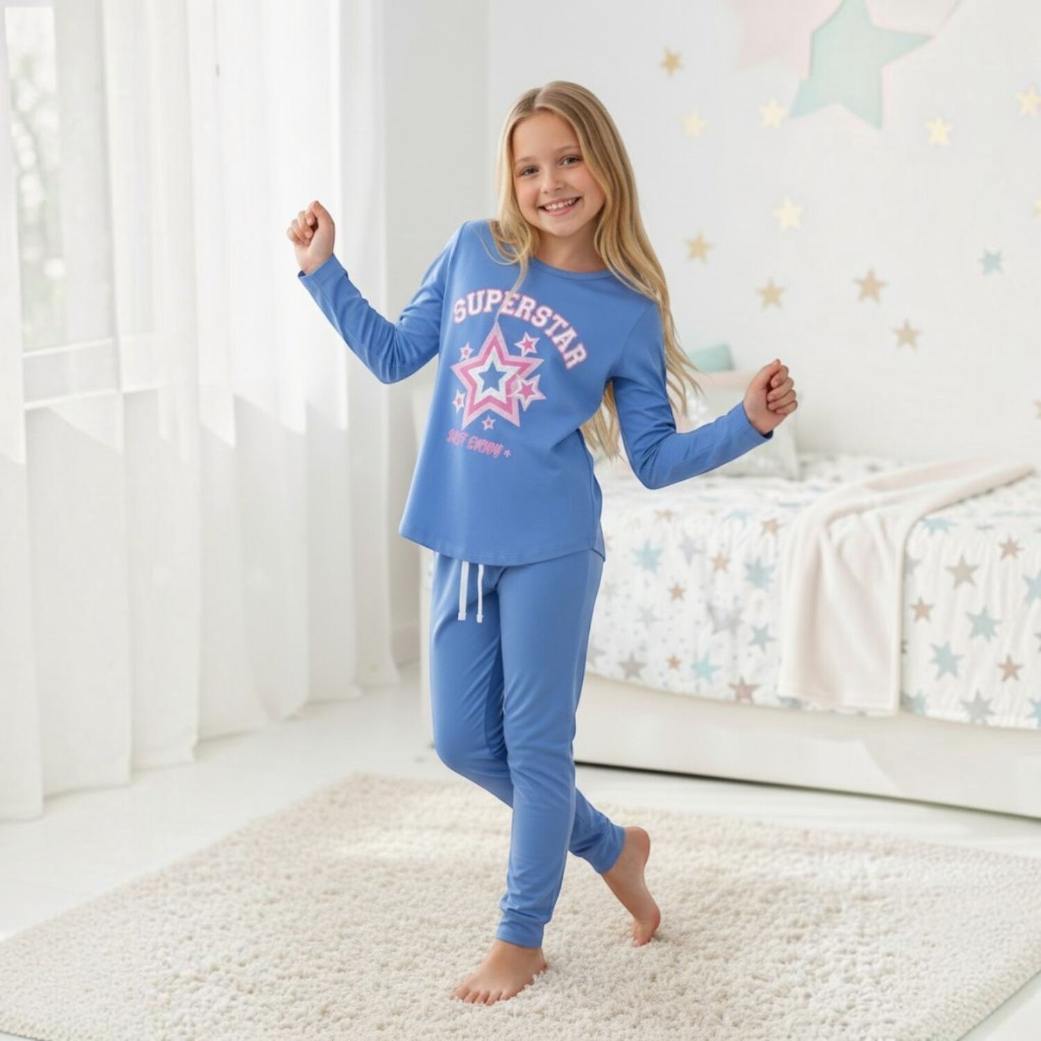 Pijama Ni&ntilde;a Estampado Super Star Celeste image number 2.0