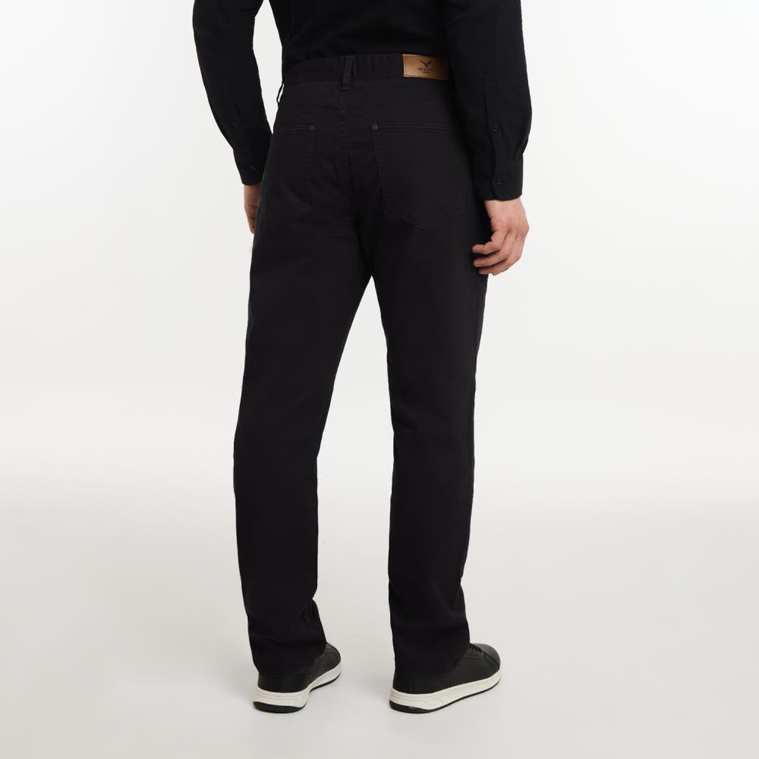Pantal&oacute;n Liso Tiro Medio Slim Hombre Az Black image number 2.0