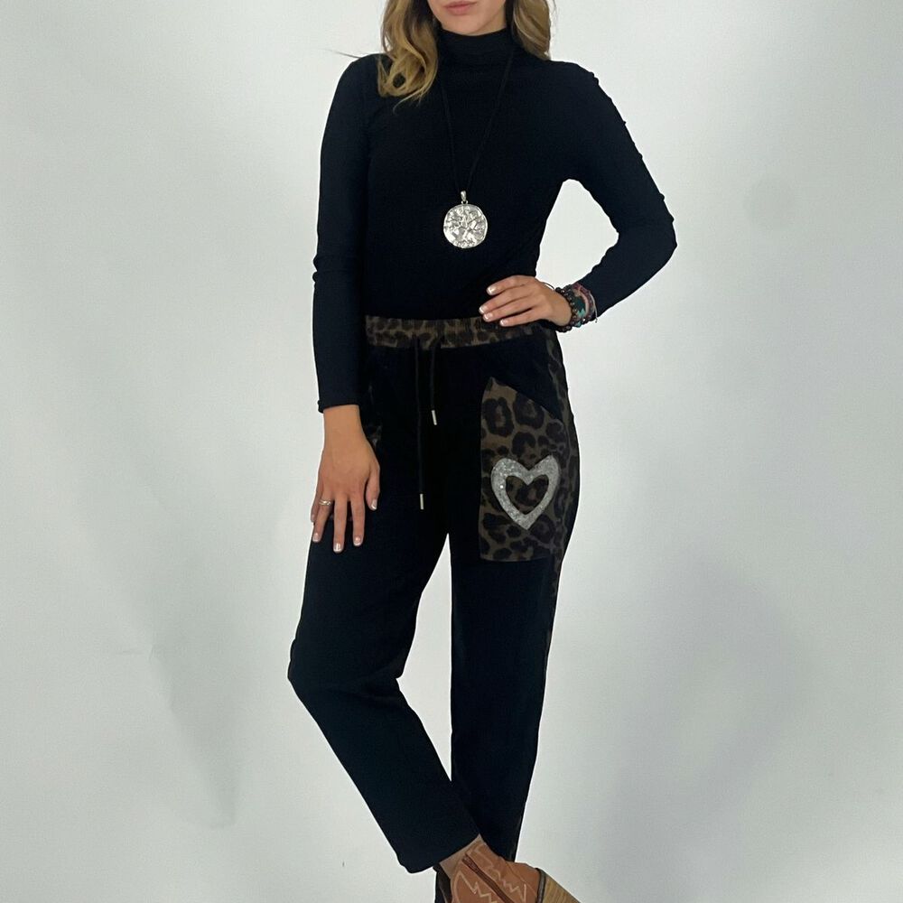 Jogger De Cotele Bolsillos Print Con Corazon image number 4.0