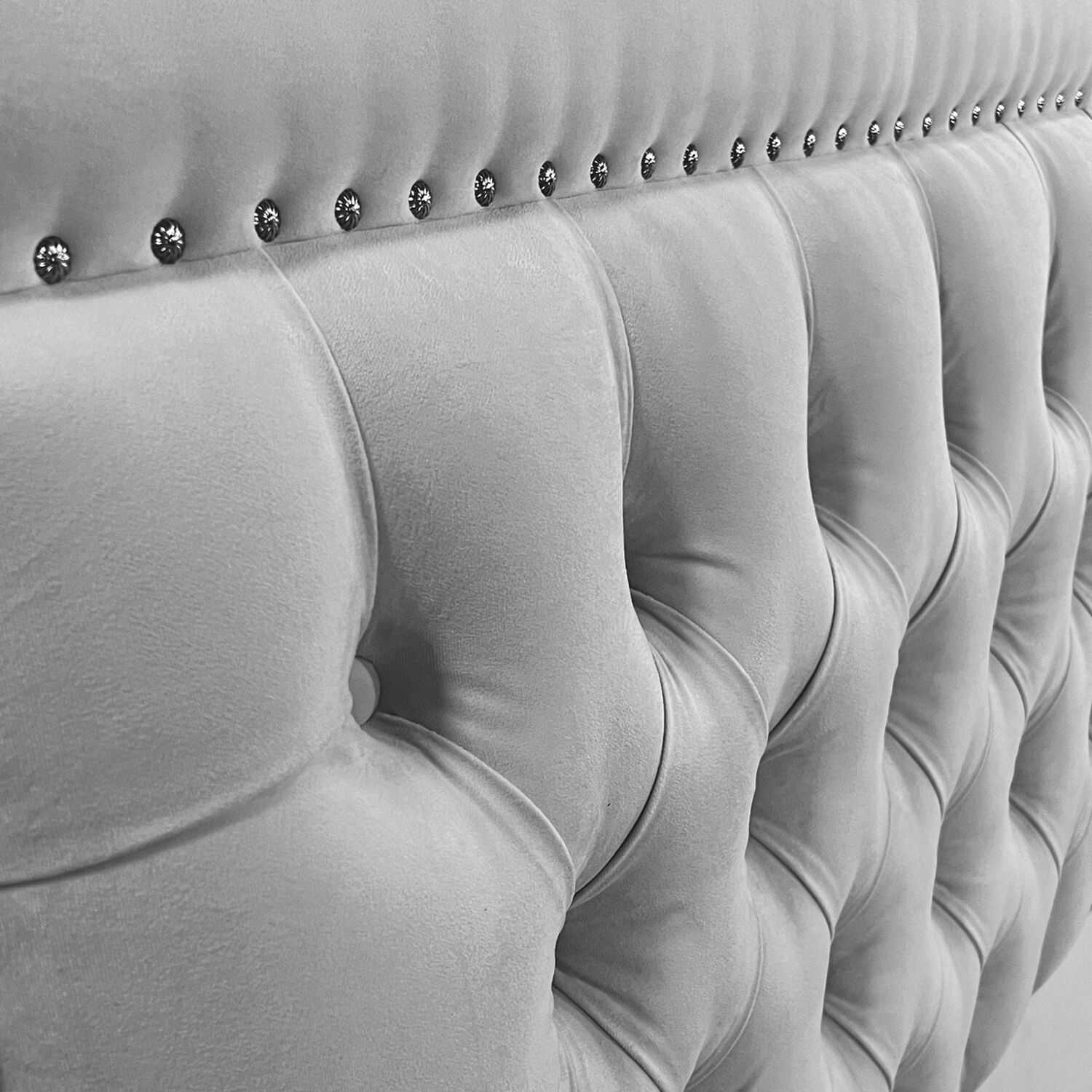 Respaldo De Cama Capiton&eacute; Frame Tachas Felpa Gris Plata Super King image number 1.0