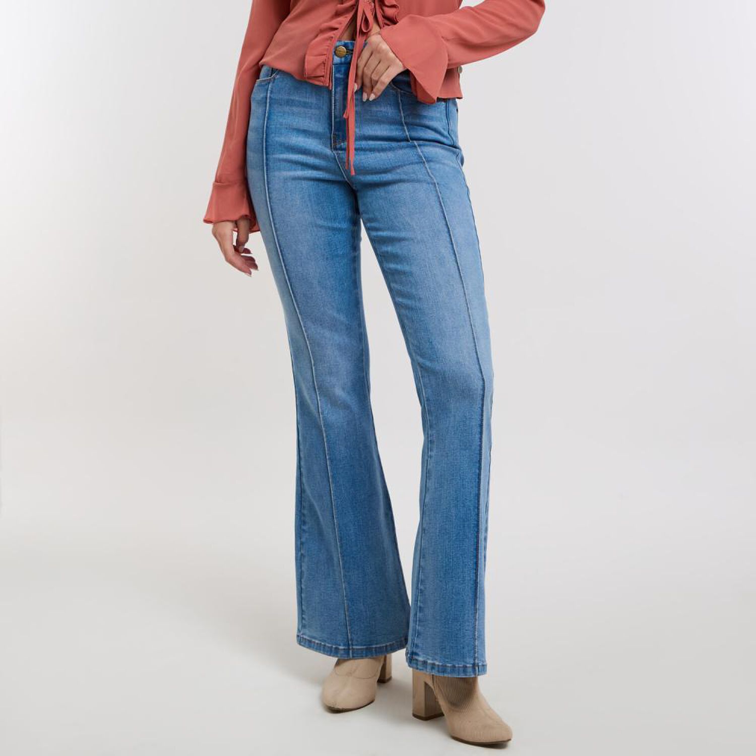 Jeans Abotonado Con L&iacute;nea Frontal Tiro Alto Flare Mujer Kimera image number 0.0