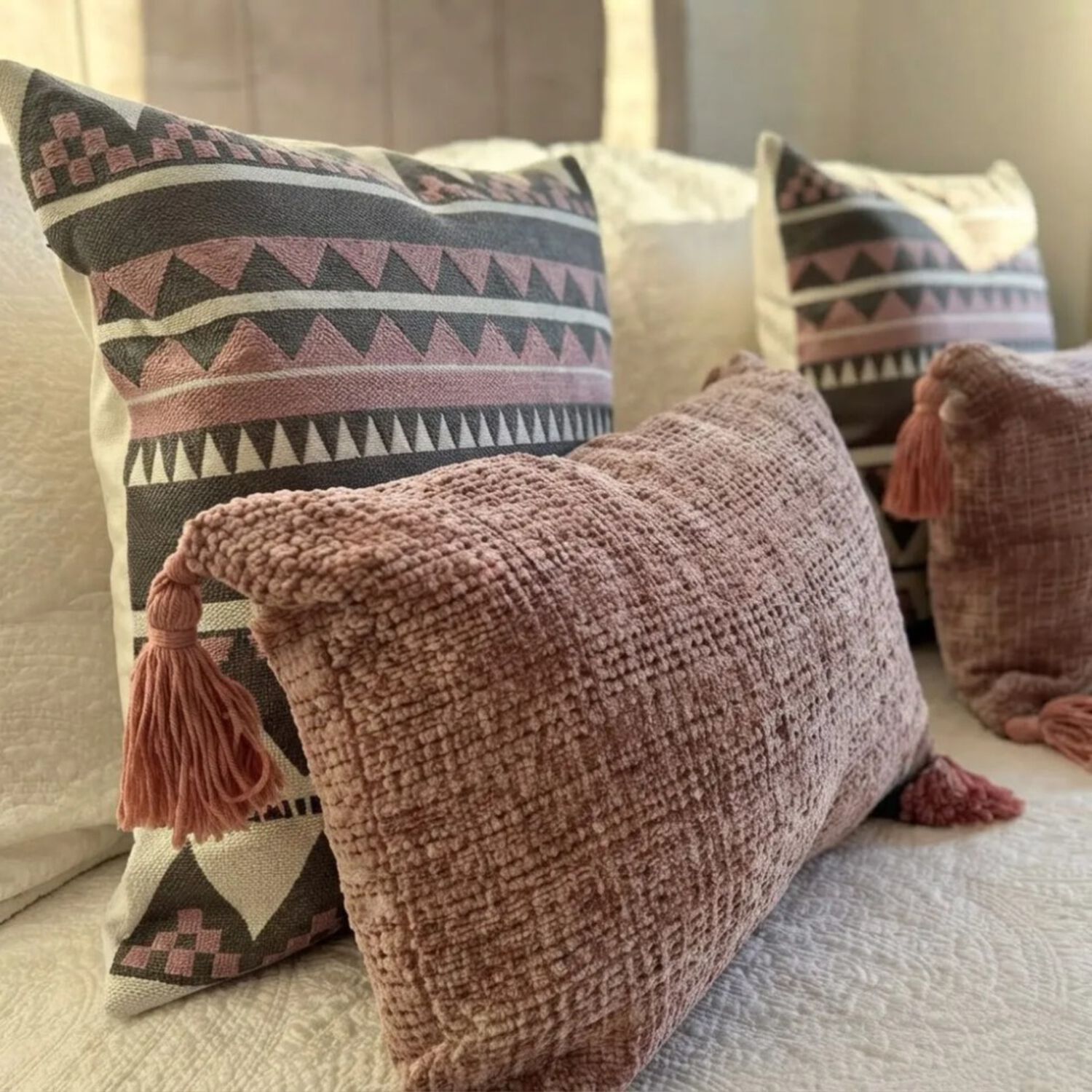 Set De 4 Cojines Decorativos Tribal Ros&eacute; Bordados Y Chenil image number 3.0
