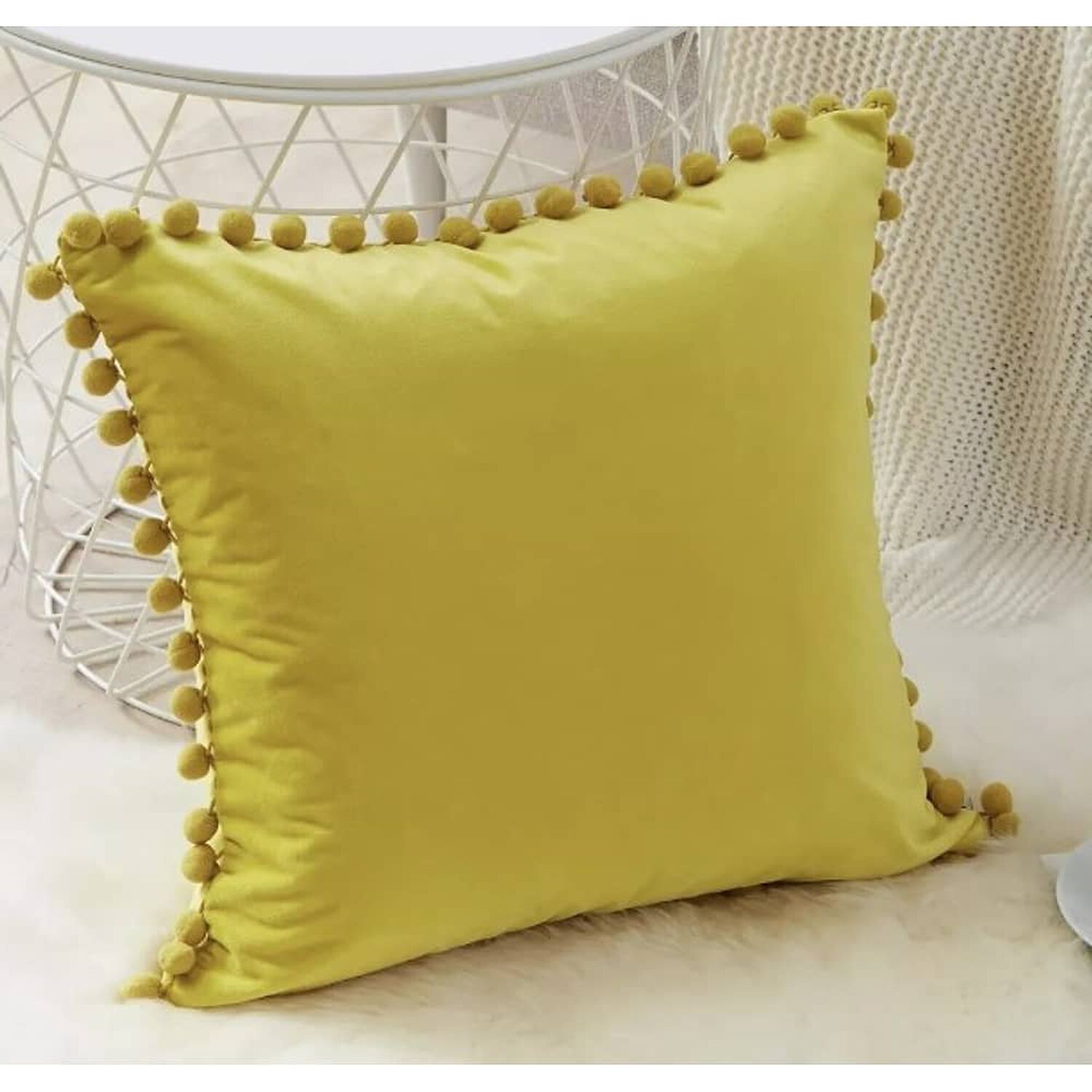 Funda De Cojines Con Pompones. Medida 45x45. Terciopelo. Amarillo image number 3.0