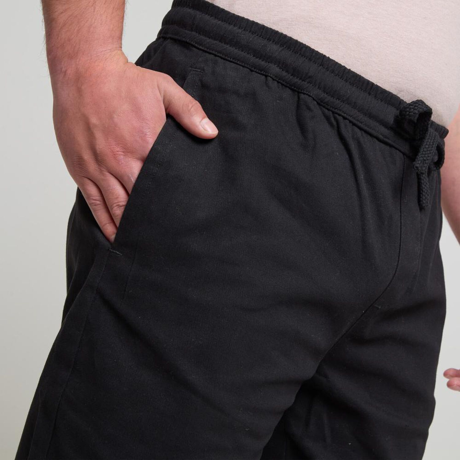 Pantal&oacute;n Liso Tiro Medio Slim Hombre Skuad image number 4.0