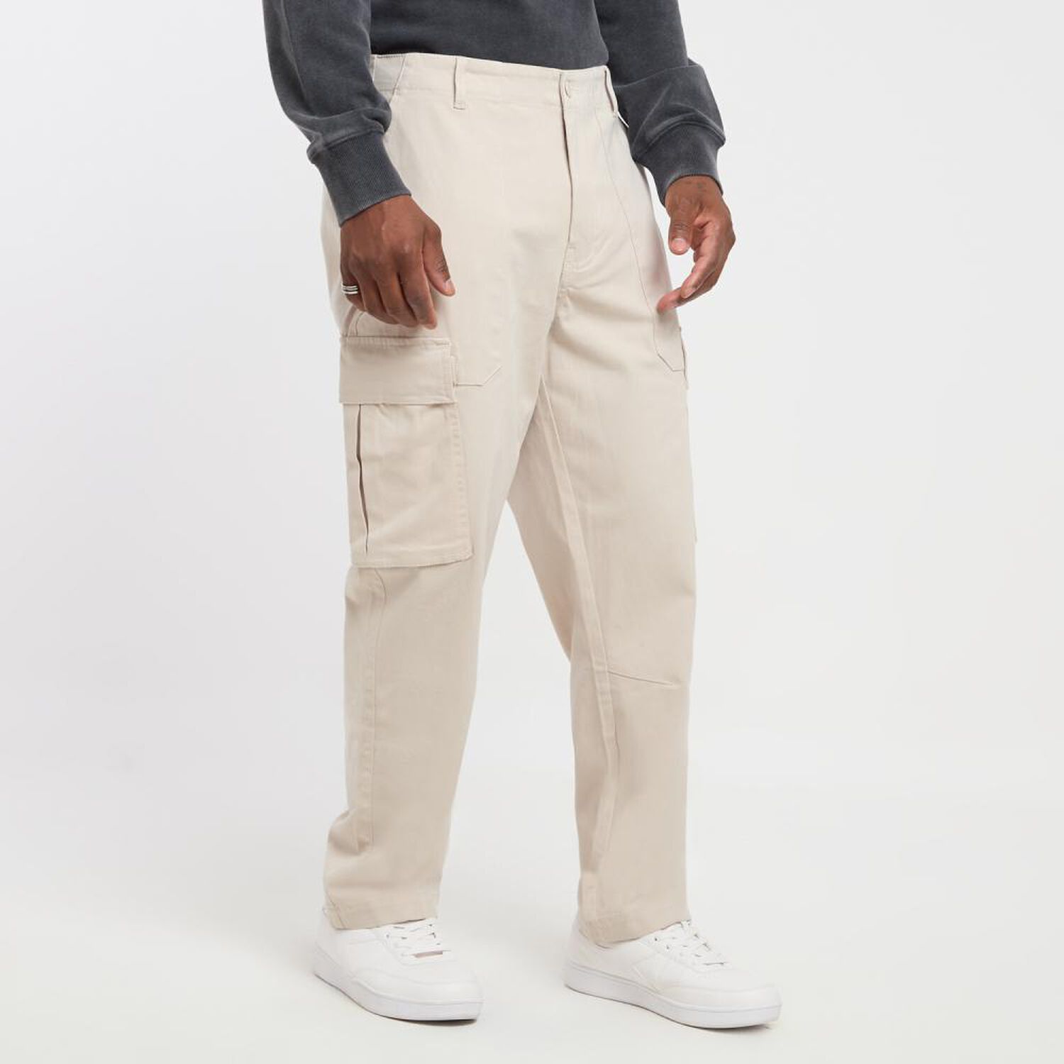 Pantal&oacute;n Liso Tiro Medio Slim Cargo Hombre Rolly Go image number 2.0