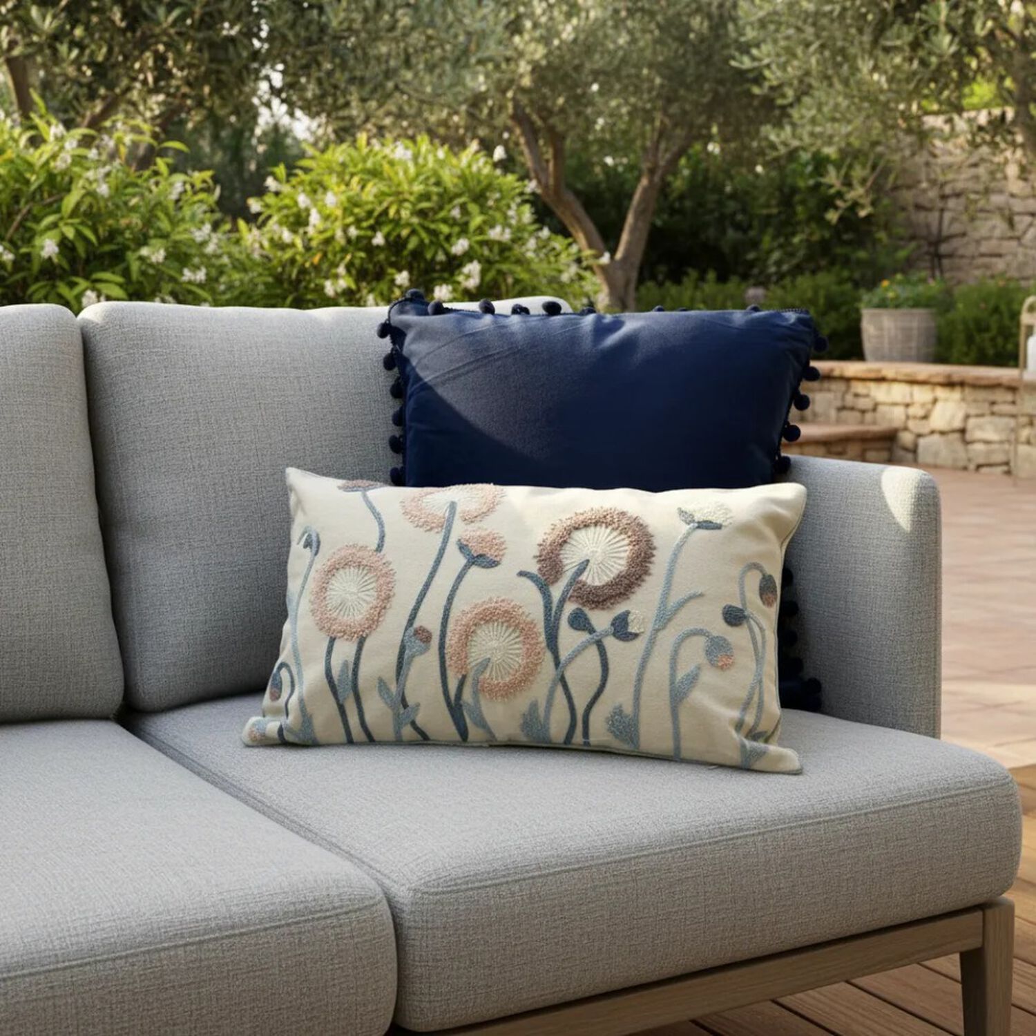 Set De 4 Cojines Decorativos Jard&iacute;n Azul Bordados Con Pompon image number 2.0