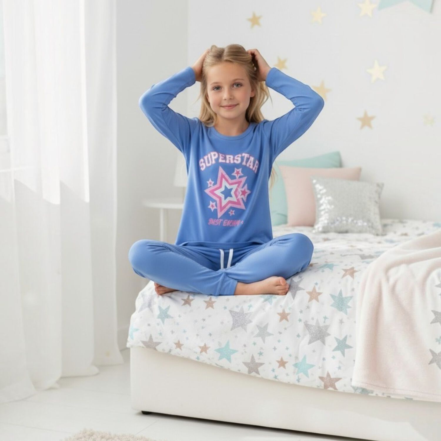 Pijama Ni&ntilde;a Estampado Super Star Celeste image number 1.0