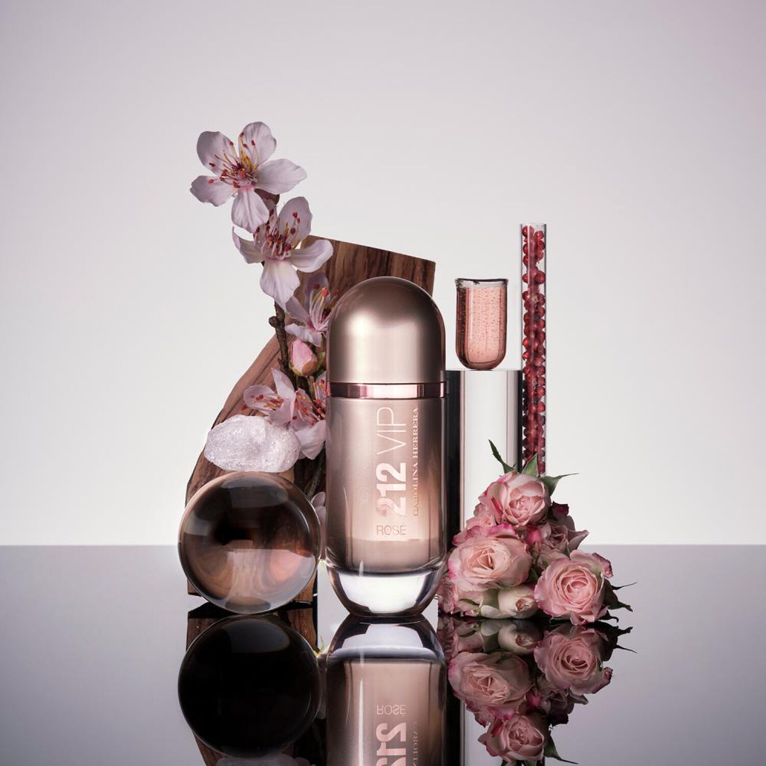 Perfume Mujer 212 Vip Ros&eacute; Carolina Herrera / 30 Ml / Eau De Parfum image number 2.0
