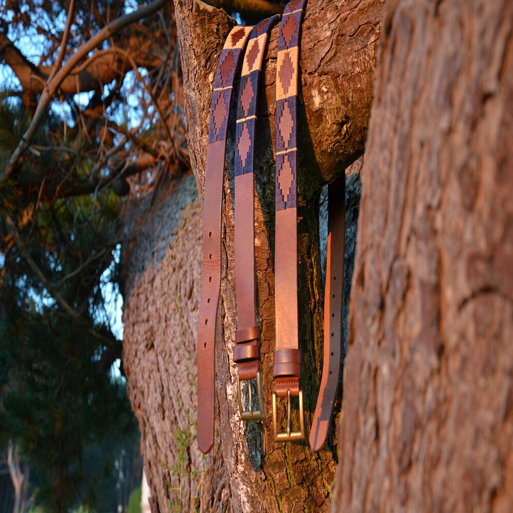 Cintur&oacute;n Cuero Bordado Pampa Talla M Caf&eacute; Raiquen image number 4.0