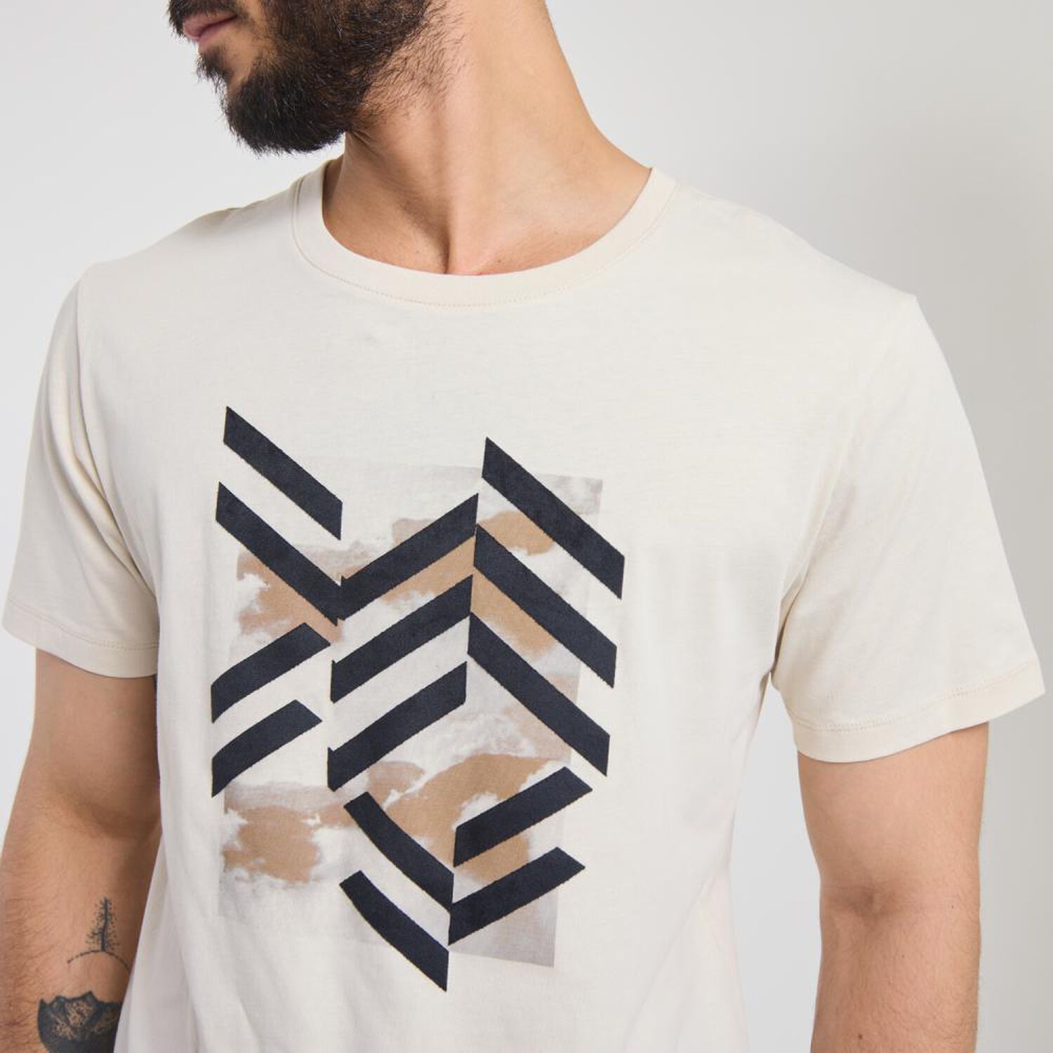 Polera Estampada Manga Corta Cuello Redondo Hombre Az Black image number 4.0