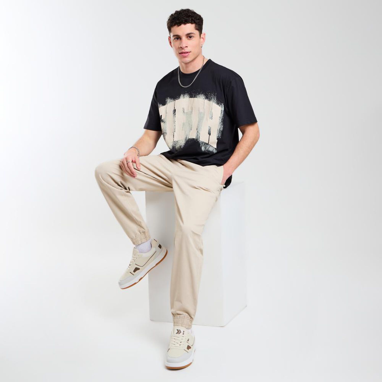 Pantal&oacute;n Liso Tiro Medio Slim Hombre Skuad image number 1.0