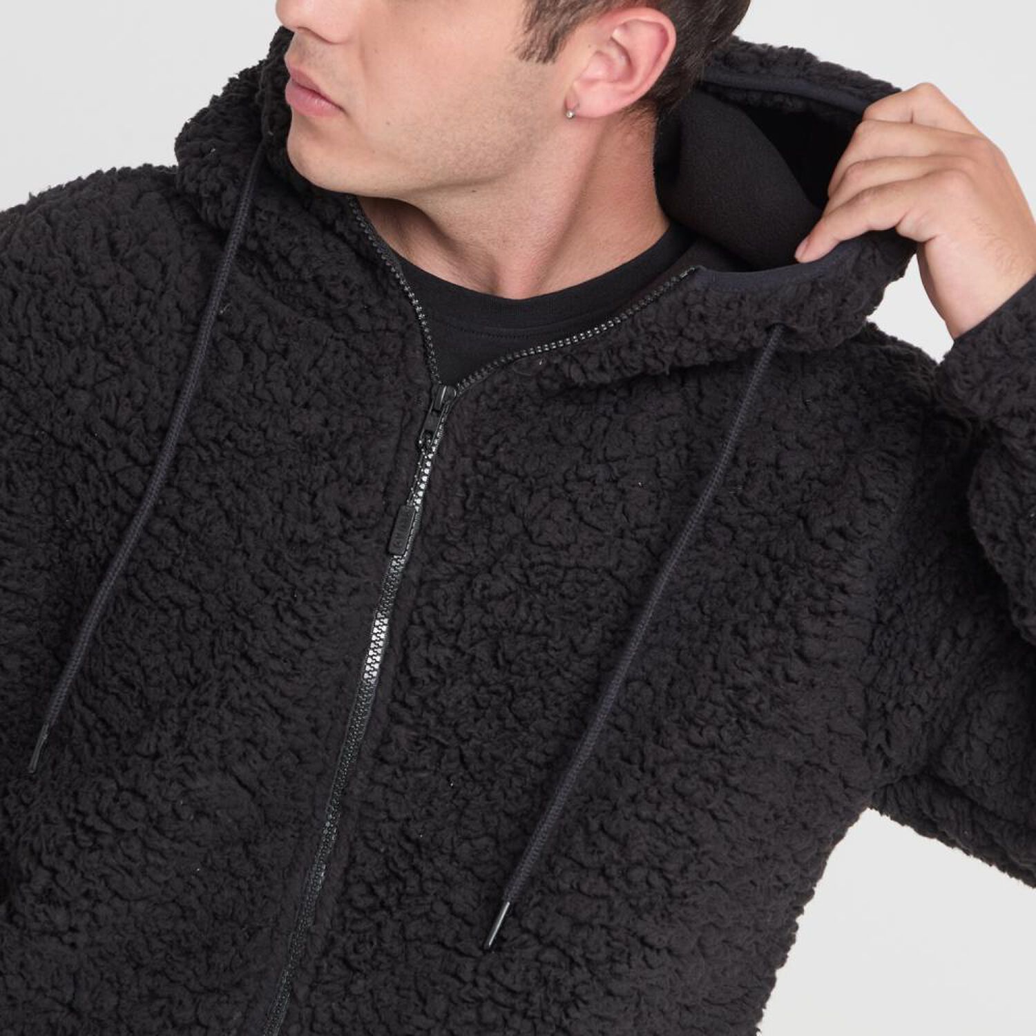 Poler&oacute;n Liso Slim Cuello Alto Con Capucha Hombre Skuad image number 4.0