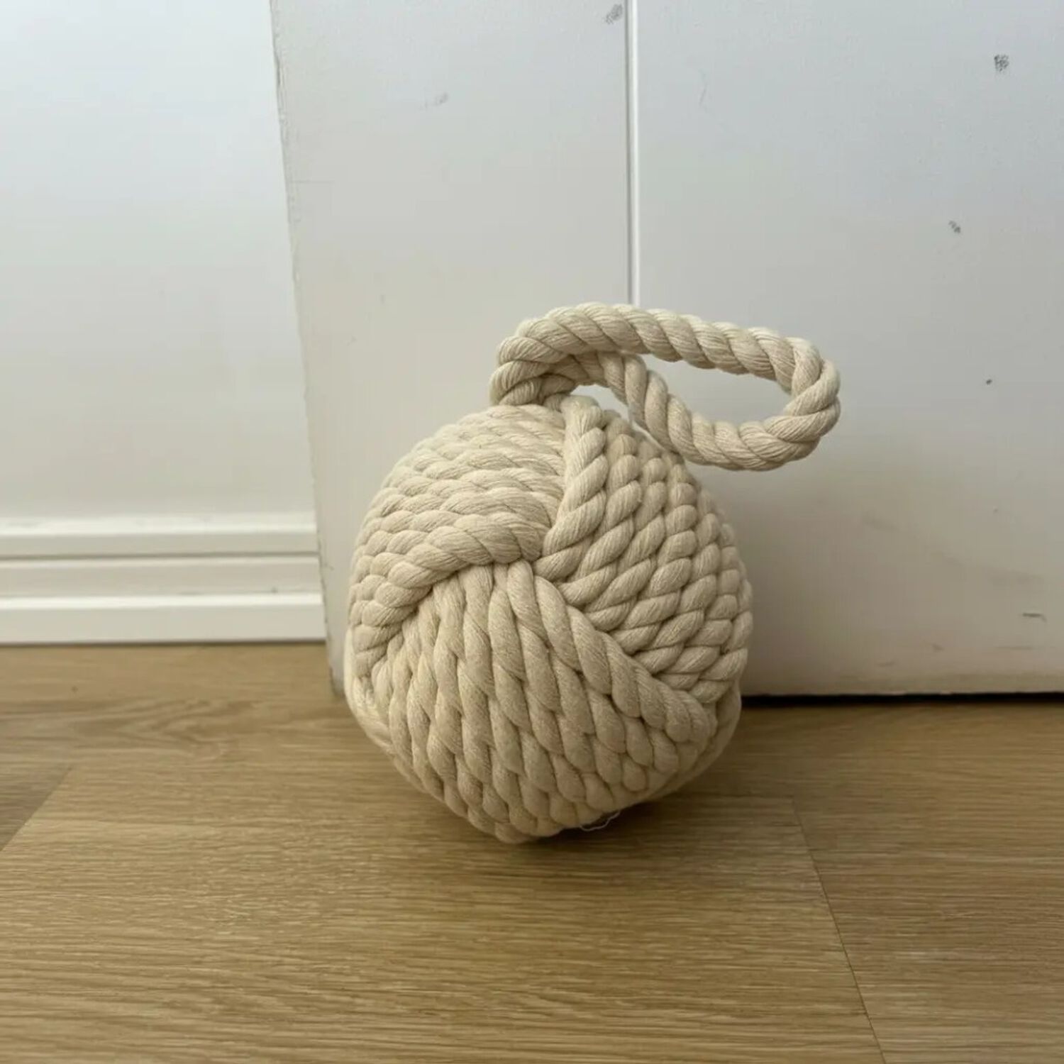 Tope De Puerta Decorativo De Yute Bola R&uacute;stica (1,85 Kg) image number 1.0