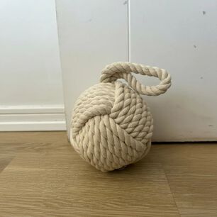 Tope De Puerta Decorativo De Yute Bola R&uacute;stica (1,85 Kg)