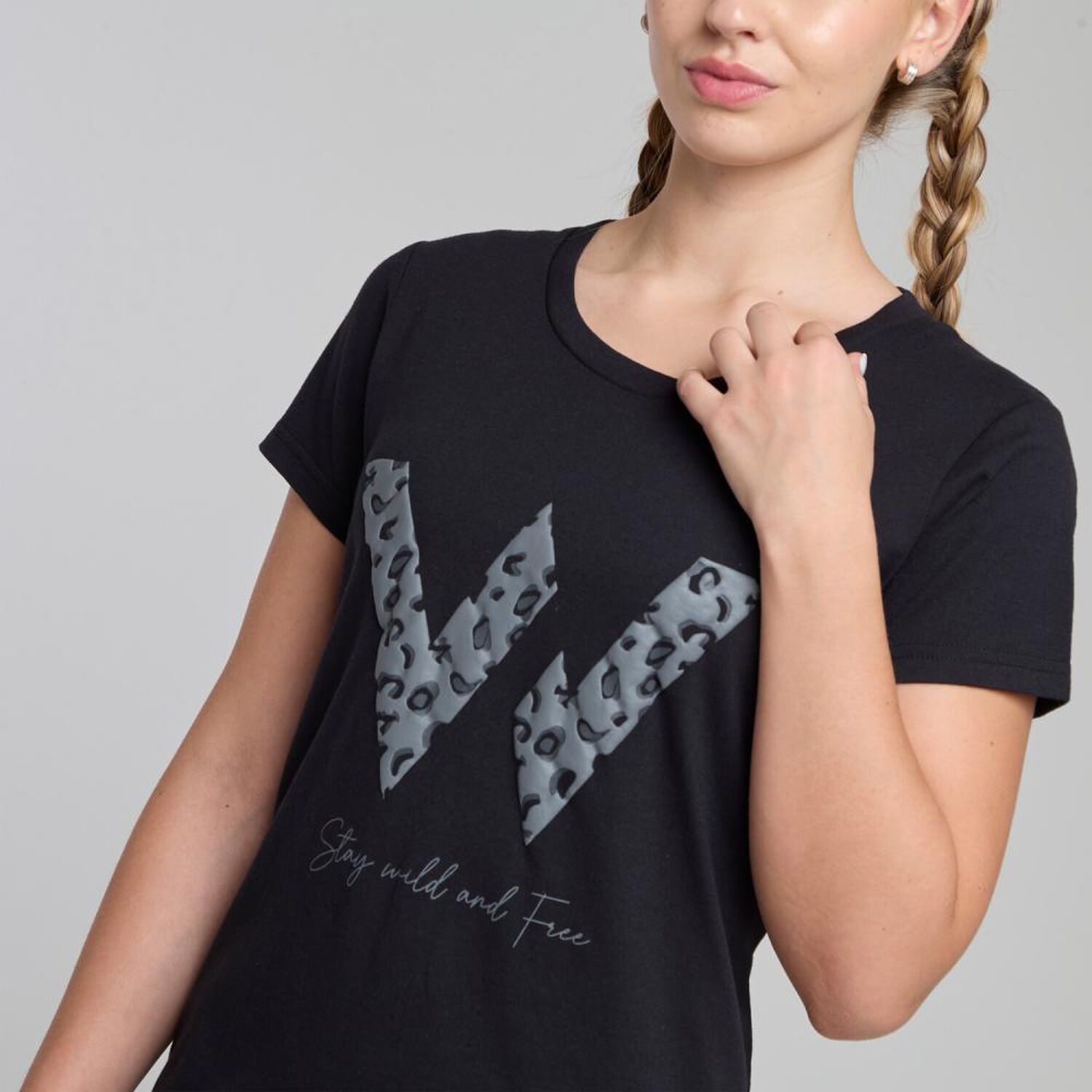 Polera Deportiva Estampada Slim Manga Corta Cuello Redondo Mujer Wetland image number 4.0